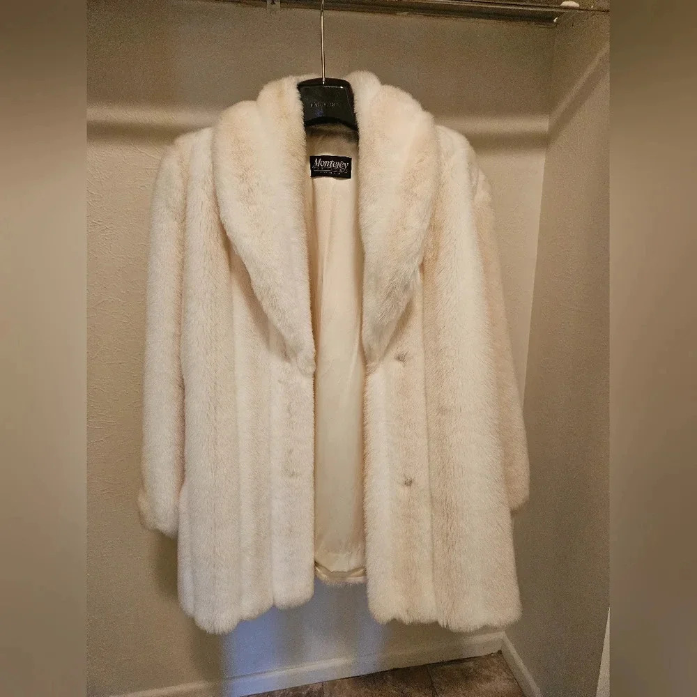 NWOT Monterey Fashions White Fur Size Medium